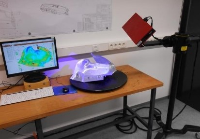 Escaner ATOS Core realizando escaneo de pruebas de materiales a un molde