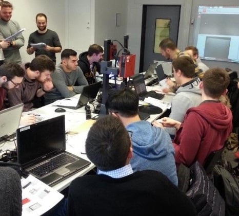 junta de estudiantes de la FRANHOUFER UNIVERSITY estudiando las aplicaciones de la metrologia 3D de los equipos GOM