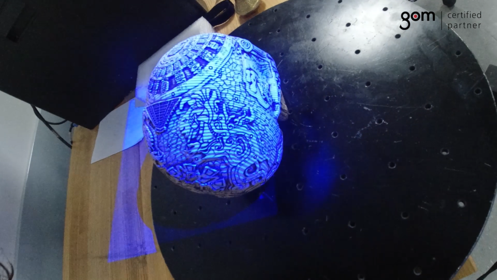 Imagen Del Proceso De Digitalización 3D Del Craneo Artesanal Con Incripciones Mayas Que Se Realizo Con El Escaner ATOS CORE De GOM