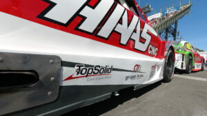 Logotipo TopSolid en automovil de la escudería ANVI Motorsport antes de la carrera de la final de la NASCAR PEAK MÉXICO 2019