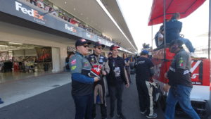 Fotografia del piloto Victor Barrales Jr con su afición despues de correr en el NASCAR Peak de méxico 2019