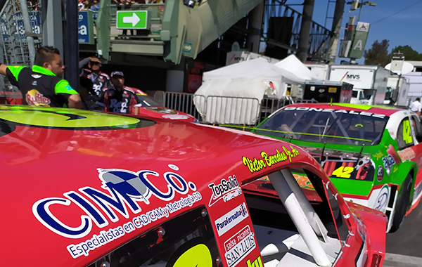 LOGOTIPO DE CIMCO EN AUTOMOVIL DE ANVI MOTORPSORT ANTES DE LA CARRERA DE LA FINAL DE NASCAR PEAK MÉXICO 2019