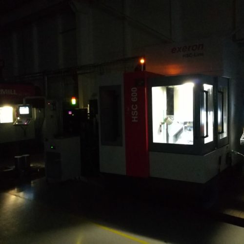 Para El Mecanizado De Los Circuitos De Refrigeración Del Molde Usaron Un Centro De Mecanizado Exeron HSC 600 De 5 Ejes Con Velocidad De Husillos De 42,000 Rpm Y Accionamientos Digitales En Todos Los Ejes. Esta Máquina Les Permite Trabajar De Forma Desatendida (lights Out Production).
